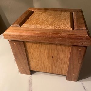 Small box/urn